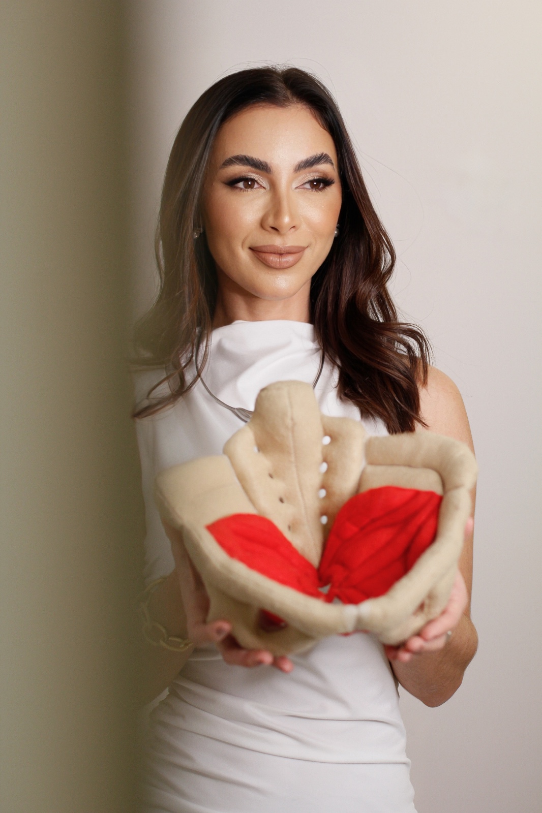 Dra. Aline Santos com modelo anatômico pélvico