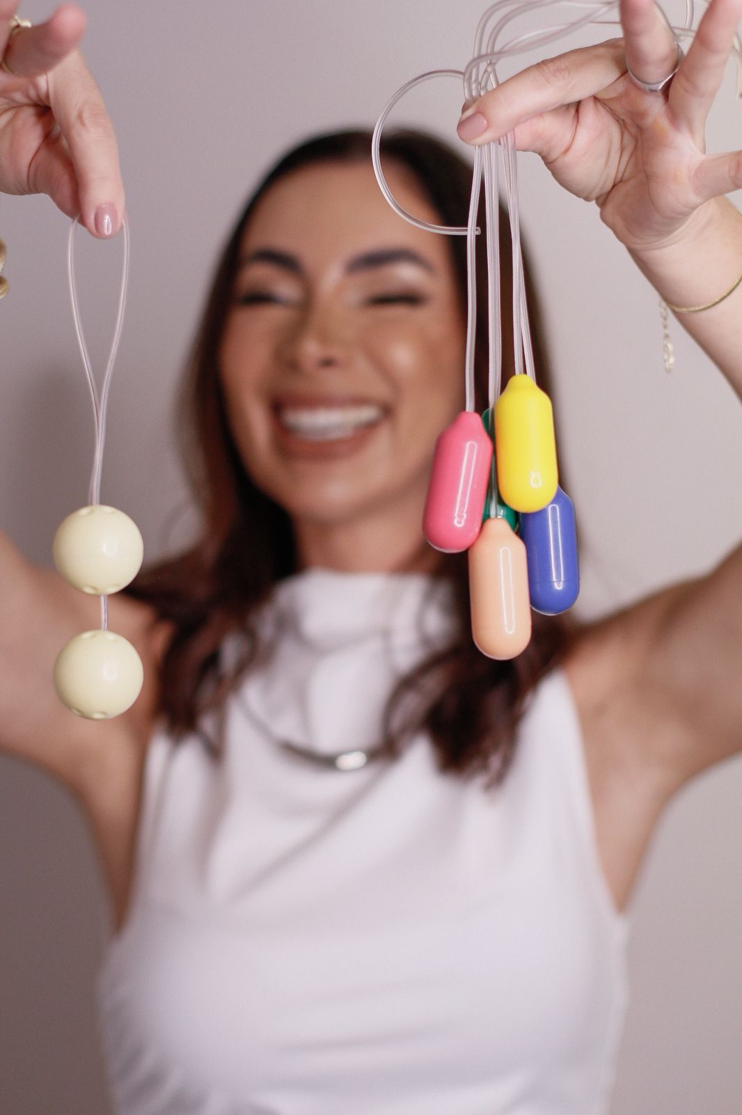 Dra. Aline Santos com equipamentos de fisioterapia pélvica